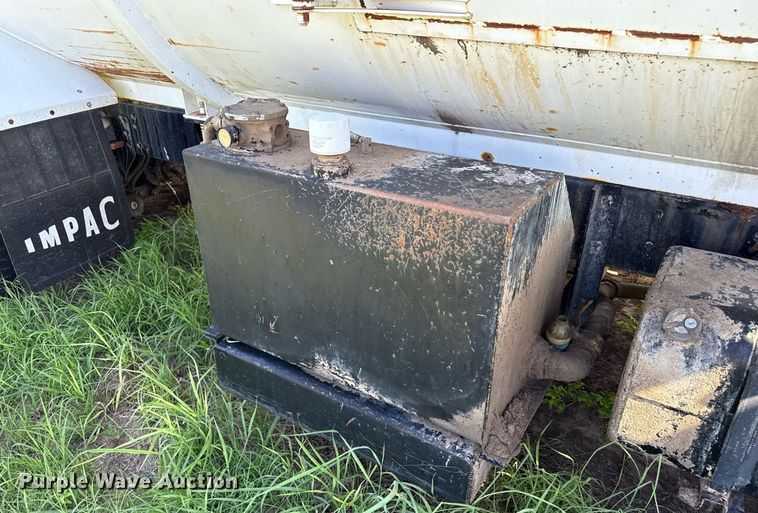 image for item DZ8719 2001 Freightliner FL80 refuse truck