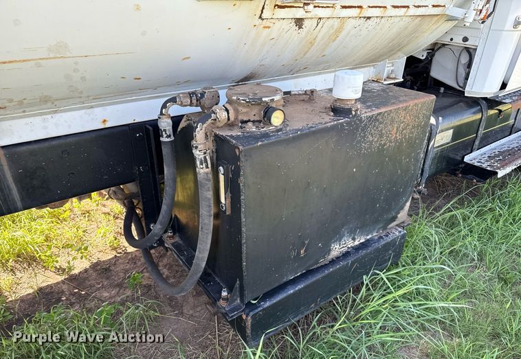 image for item DZ8719 2001 Freightliner FL80 refuse truck