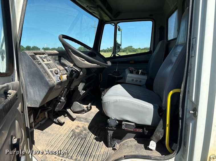 image for item DZ8719 2001 Freightliner FL80 refuse truck