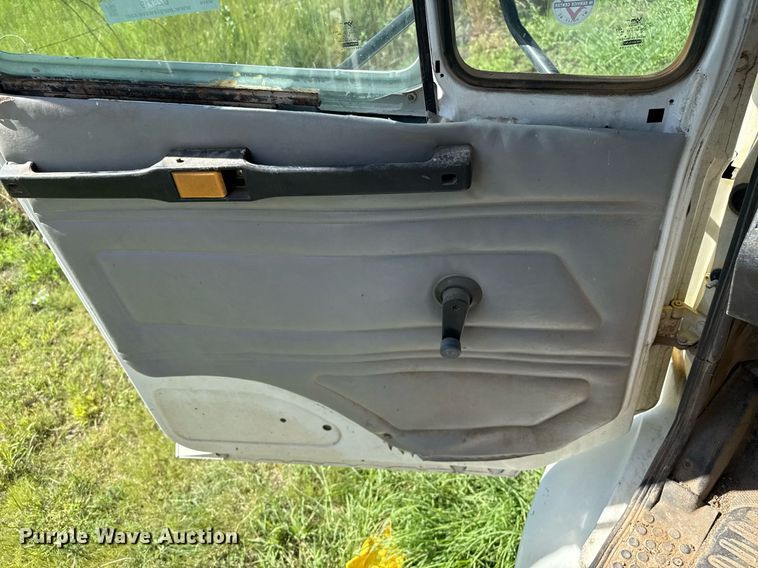 image for item DZ8719 2001 Freightliner FL80 refuse truck