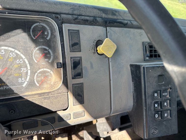 image for item DZ8719 2001 Freightliner FL80 refuse truck