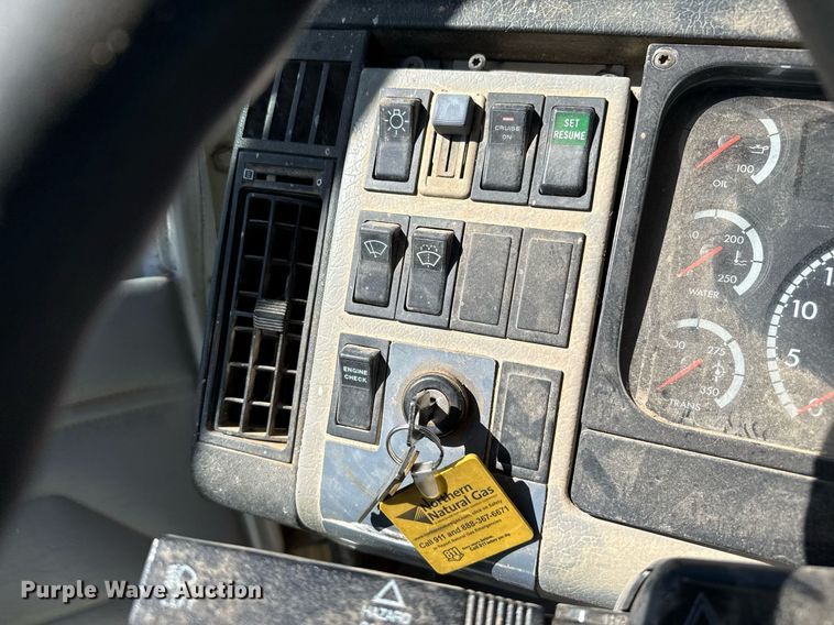 image for item DZ8719 2001 Freightliner FL80 refuse truck