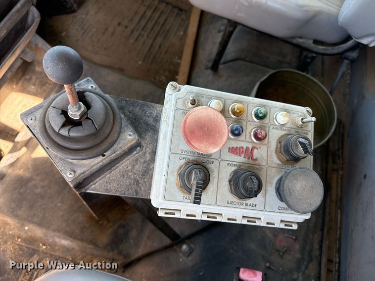 image for item DZ8719 2001 Freightliner FL80 refuse truck