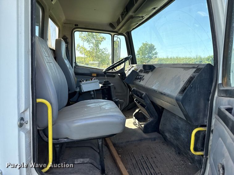 image for item DZ8719 2001 Freightliner FL80 refuse truck