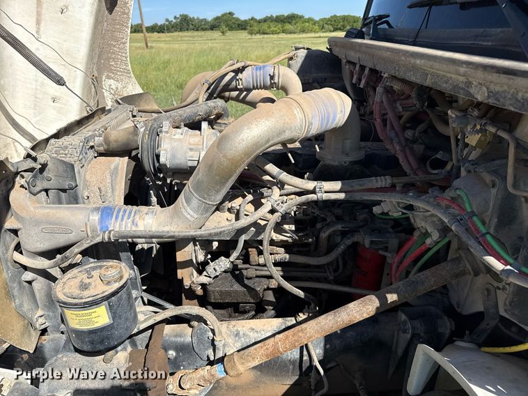 image for item DZ8719 2001 Freightliner FL80 refuse truck