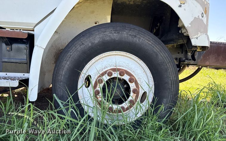 image for item DZ8719 2001 Freightliner FL80 refuse truck