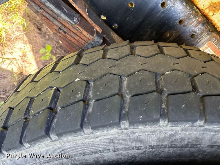 image for item DZ8719 2001 Freightliner FL80 refuse truck