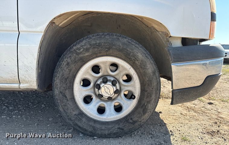 image for item DZ8889 2006 Chevrolet Silverado 1500 pickup truck