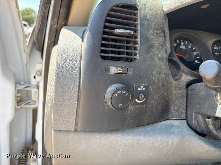 image for item DZ8905 2011 Chevrolet Silverado 1500 Ext. Cab pickup truck