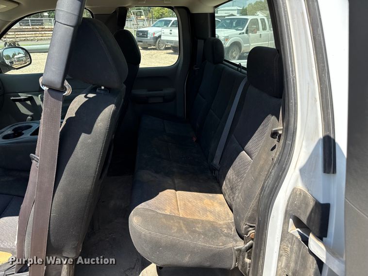 image for item DZ8905 2011 Chevrolet Silverado 1500 Ext. Cab pickup truck