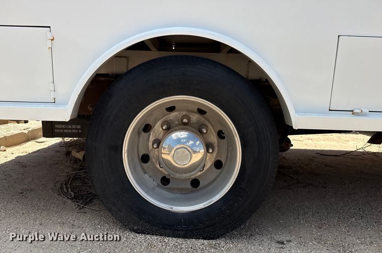 image for item DZ8920 2003 Freightliner FL70 flatbed truck