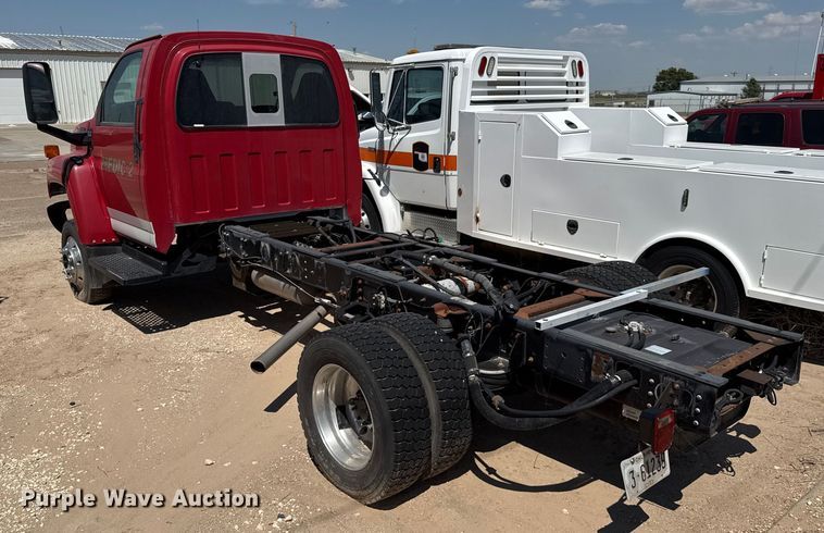 image for item DZ8921 2005 GMC C4500 truck cab and chassis