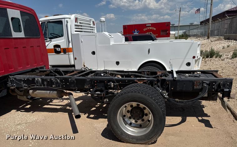 image for item DZ8921 2005 GMC C4500 truck cab and chassis