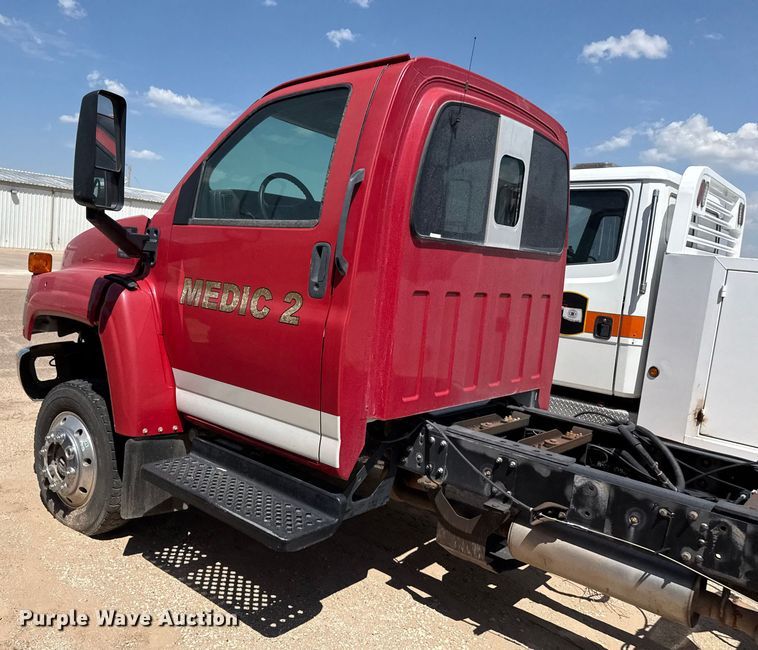 image for item DZ8921 2005 GMC C4500 truck cab and chassis
