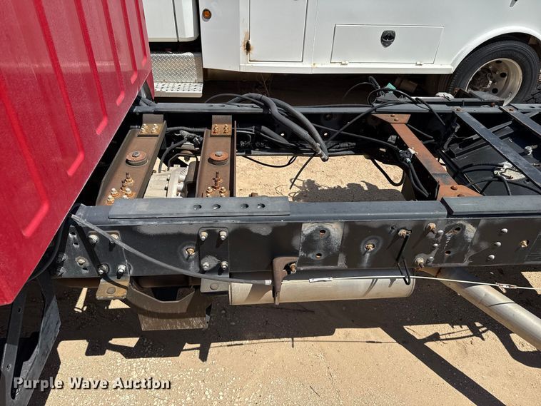 image for item DZ8921 2005 GMC C4500 truck cab and chassis