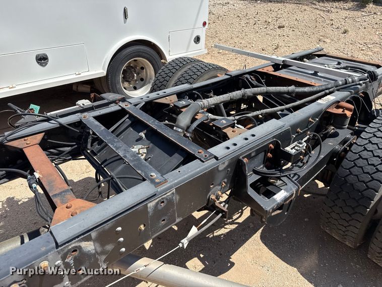 image for item DZ8921 2005 GMC C4500 truck cab and chassis