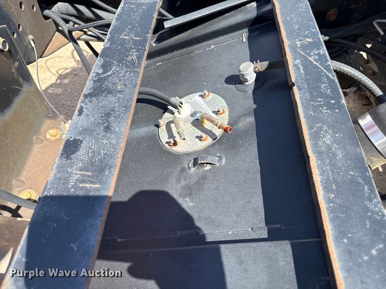 image for item DZ8921 2005 GMC C4500 truck cab and chassis