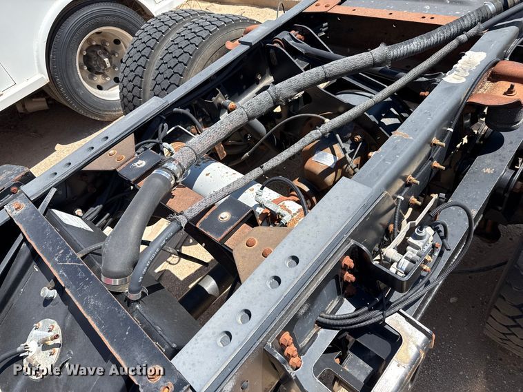 image for item DZ8921 2005 GMC C4500 truck cab and chassis