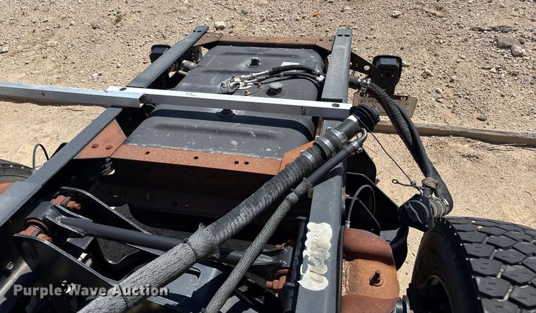 image for item DZ8921 2005 GMC C4500 truck cab and chassis