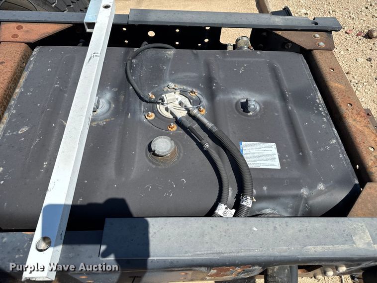 image for item DZ8921 2005 GMC C4500 truck cab and chassis