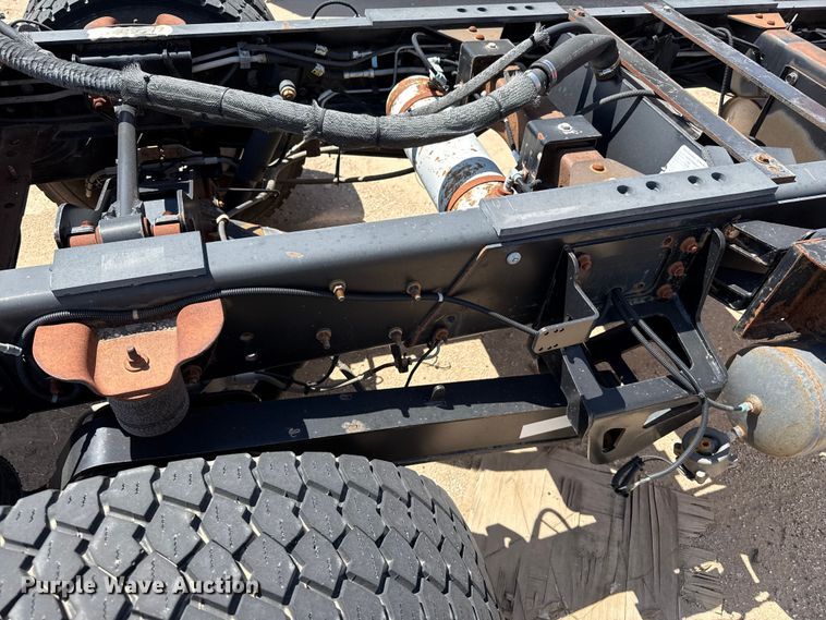 image for item DZ8921 2005 GMC C4500 truck cab and chassis