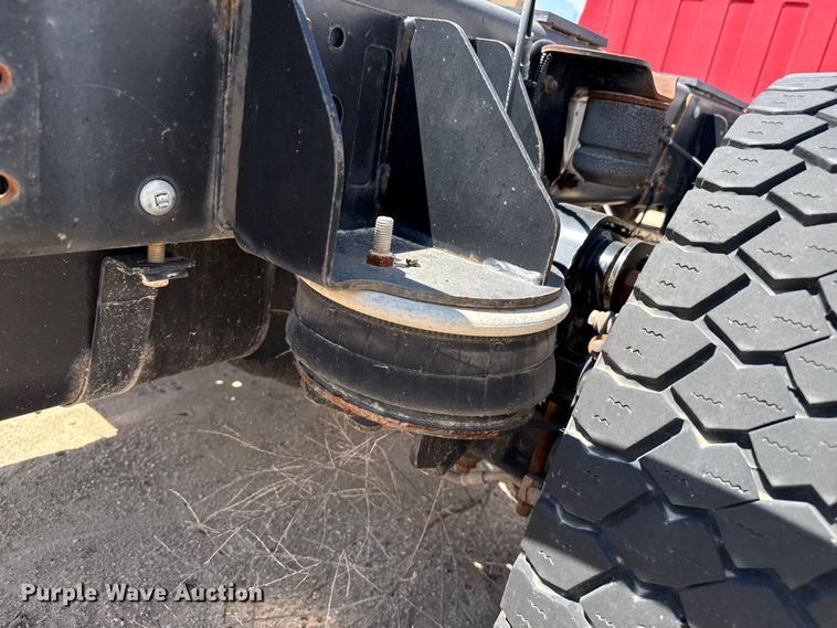 image for item DZ8921 2005 GMC C4500 truck cab and chassis