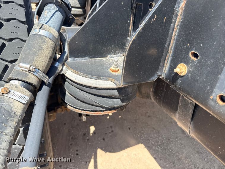 image for item DZ8921 2005 GMC C4500 truck cab and chassis