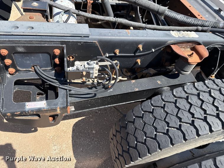 image for item DZ8921 2005 GMC C4500 truck cab and chassis