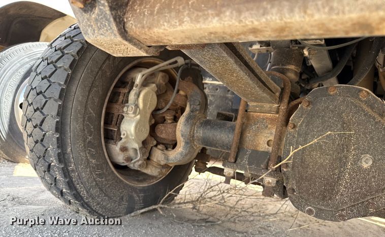 image for item DZ8921 2005 GMC C4500 truck cab and chassis