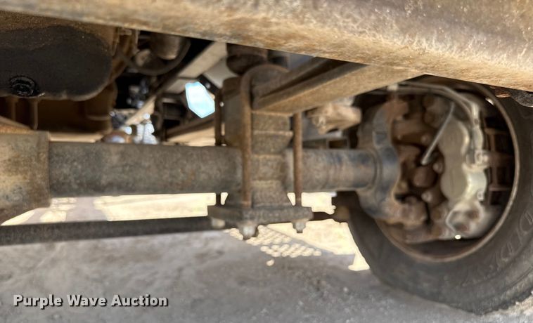 image for item DZ8921 2005 GMC C4500 truck cab and chassis