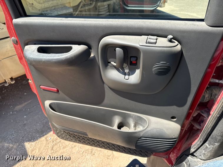 image for item DZ8921 2005 GMC C4500 truck cab and chassis