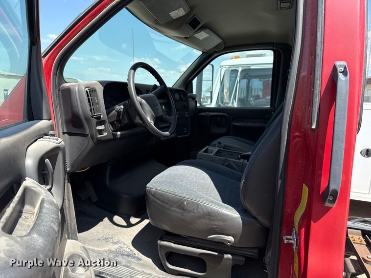 image for item DZ8921 2005 GMC C4500 truck cab and chassis