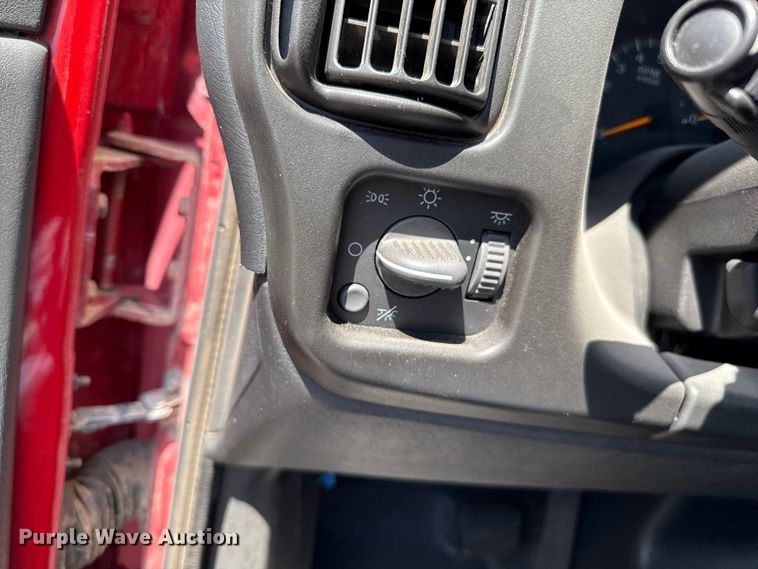 image for item DZ8921 2005 GMC C4500 truck cab and chassis