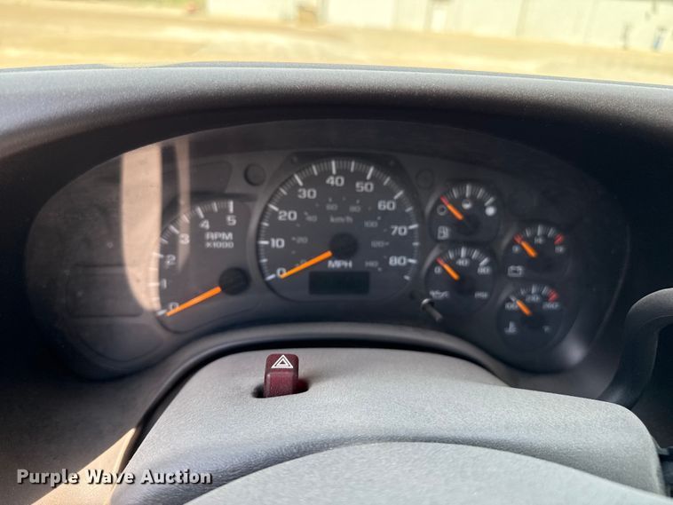 image for item DZ8921 2005 GMC C4500 truck cab and chassis