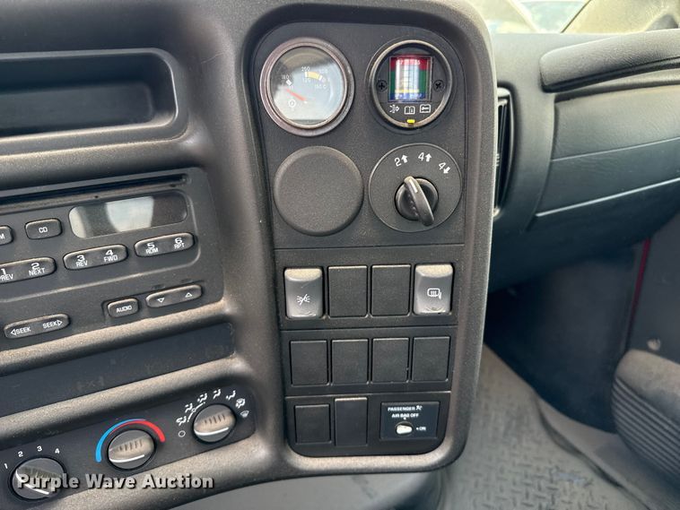 image for item DZ8921 2005 GMC C4500 truck cab and chassis