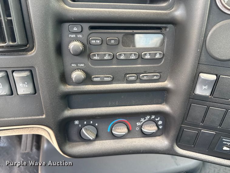 image for item DZ8921 2005 GMC C4500 truck cab and chassis