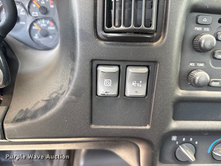 image for item DZ8921 2005 GMC C4500 truck cab and chassis