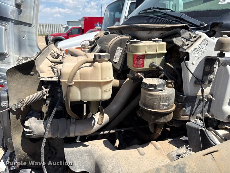 image for item DZ8921 2005 GMC C4500 truck cab and chassis