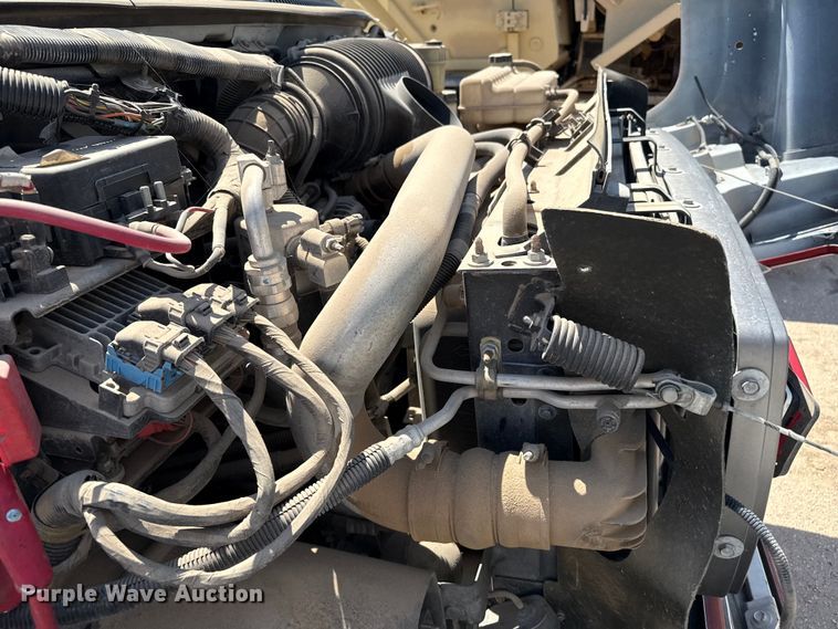 image for item DZ8921 2005 GMC C4500 truck cab and chassis