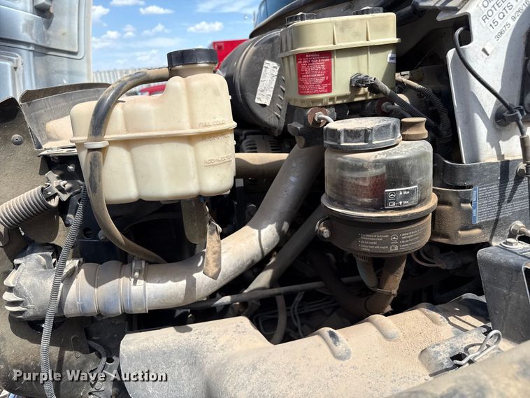 image for item DZ8921 2005 GMC C4500 truck cab and chassis