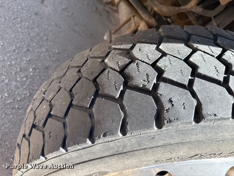 image for item DZ8921 2005 GMC C4500 truck cab and chassis