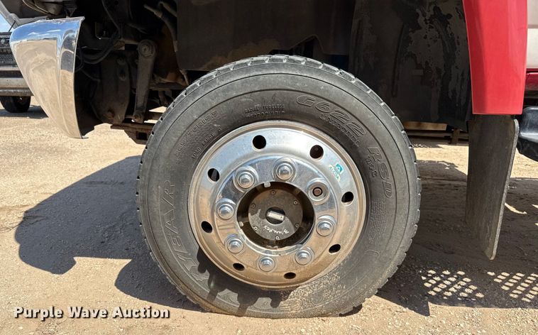 image for item DZ8921 2005 GMC C4500 truck cab and chassis