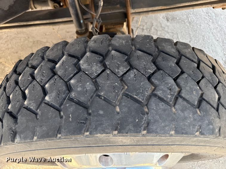 image for item DZ8921 2005 GMC C4500 truck cab and chassis