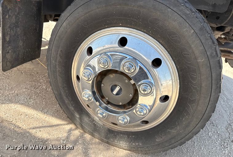 image for item DZ8921 2005 GMC C4500 truck cab and chassis