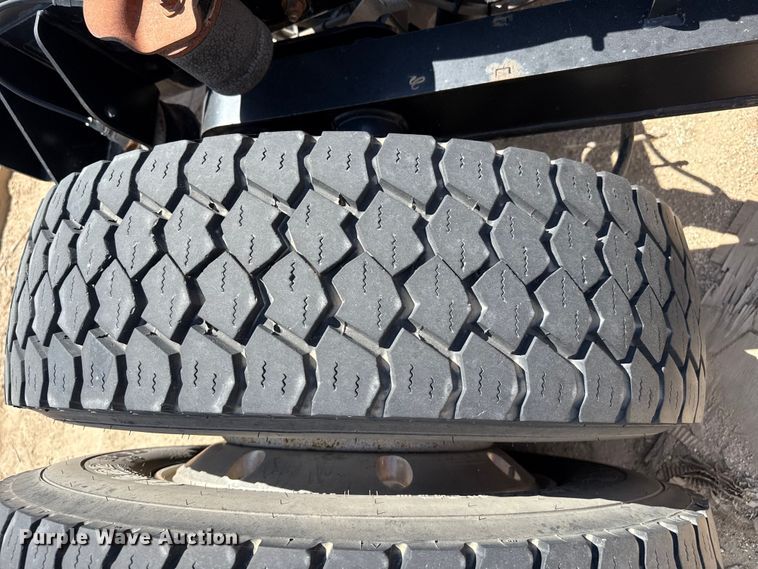 image for item DZ8921 2005 GMC C4500 truck cab and chassis