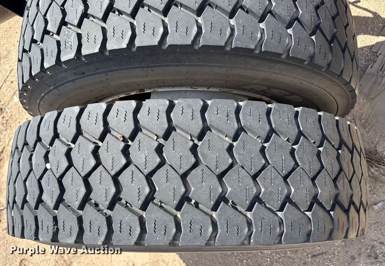 image for item DZ8921 2005 GMC C4500 truck cab and chassis