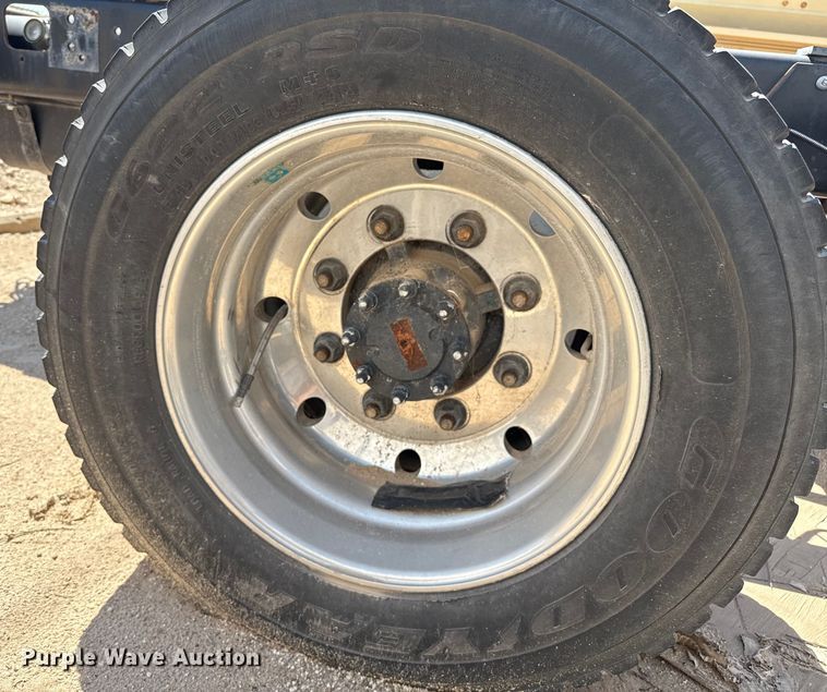 image for item DZ8921 2005 GMC C4500 truck cab and chassis