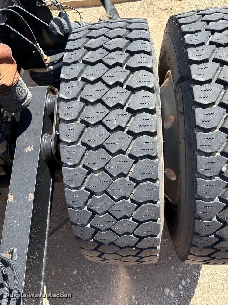 image for item DZ8921 2005 GMC C4500 truck cab and chassis