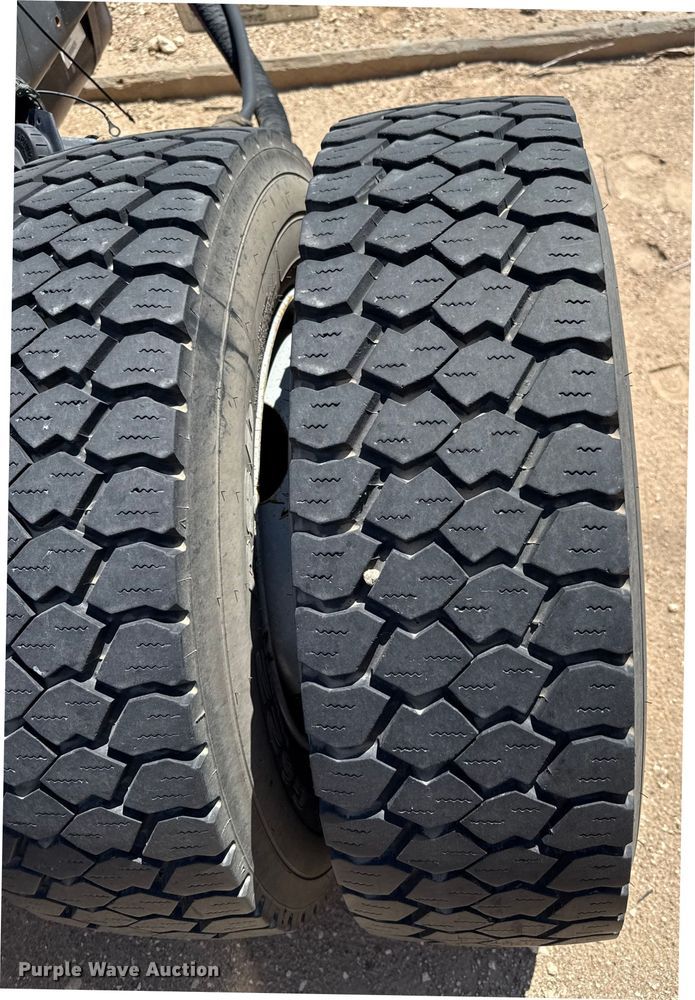 image for item DZ8921 2005 GMC C4500 truck cab and chassis