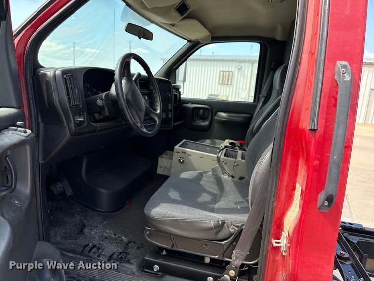 image for item DZ8923 2008 Chevrolet C4500 truck cab and chassis